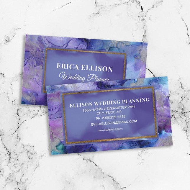 Elegant Modern Lila Blå Akvarell Bröllop  Visitkort (Modern purple and blue watercolor wedding/event planner business card with gold trim.)