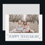 Elegant Modern Lycklig Hanukkah Photo Julkort<br><div class="desc">Skicka Hanukkah önskemål till din familj och dina vänner med det här minimalistiska fotokortet. Ett foto på framsidan och stjärna mönster på baksidan,  som åtföljs av elegant- och stjärnornas motiv. Det moderna och minimalistiska stil kommer verkligen att låta dina familjefotografier skina.</div>