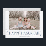 Elegant Modern Lycklig Hanukkah Photo Julkort<br><div class="desc">Skicka Hanukkah önskemål till din familj och dina vänner med det här minimalistiska fotokortet. Ett foto på framsidan och stjärna mönster på baksidan,  som åtföljs av elegant- och stjärnornas motiv. Det moderna och minimalistiska stil kommer verkligen att låta dina familjefotografier skina.</div>