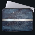 Elegant Modern marinblått Silver Mandala Rand Laptop Fodral<br><div class="desc">Silver rand och blommigt mandala med marinblå bakgrund.</div>