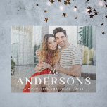 Elegant Modern minimal | Julparafoto Pussel<br><div class="desc">Ett modernt fotojigswappussel med ditt efternamn i klassisk typografi parad med handskrivet skript i vitt över ditt storleka fullt. Ditt speciella foto kommer att se bra ut i denna unika, moderna och minimala design. En elegant, minimal design att stå ut från kronan denna julsäsong! Bilden som visas är endast avsedd...</div>