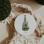 Elegant Modern minimalistisk Julgran Namn Julgransprydnad Keramik<br><div class="desc">Detta är en modern, minimalistisk dekorationsmall för helgdag med ett vackert vattenfärgsfärgstecknet evergreen träd och ett kalligraftypsnitt för elegant. Färg i Julgran är inte redigerbart och texten i kalligrafteckensnittet i guld är inte redigerbar (men färg kan ändras!) // För matchande artiklar, gå till "ARDEN"-samlingen i Sincerely By Nicole Zazzle-affären. *...</div>