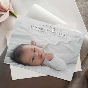 Elegant Modern Minimalistisk Skript Baby Foto Föde Meddelande