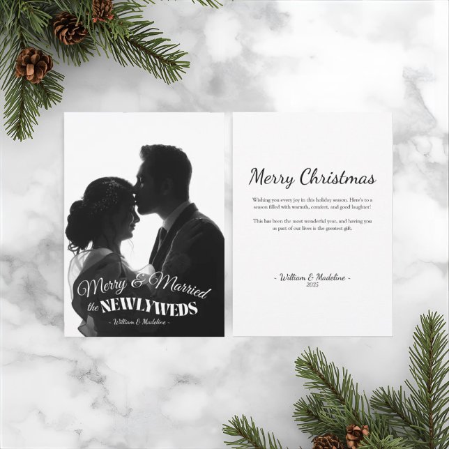 Elegant Modern Minimalistisk Svart Och Vit Nygift Julkort (Modern Elegant Black And White Newlyweds First Christmas Card)