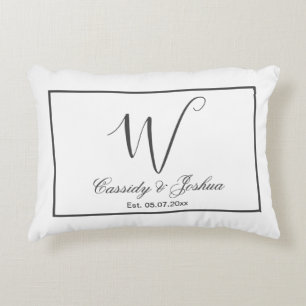 Elegant modern monogram bröllop present för att mi prydnadskudde