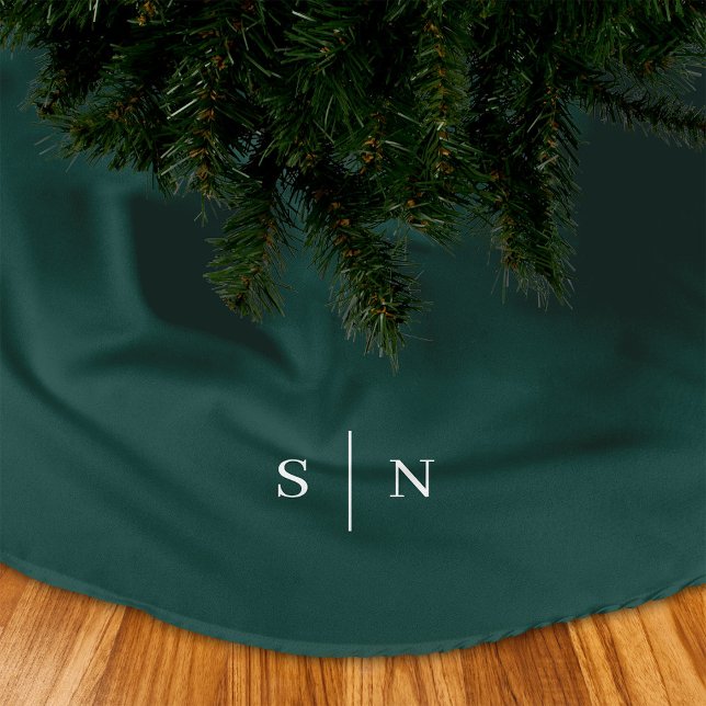 Elegant Modern Monogram | Juldagen Grönt Julgransmatta Borstad Polyester (A rich, green colored Christmas tree skirt with your monogram in white, for a simple and modern look)