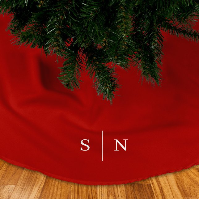 Elegant Modern Monogram | Julrött Julgransmatta Borstad Polyester (A festive, red Christmas tree skirt with your monogram in white. Simple, modern, and professional)
