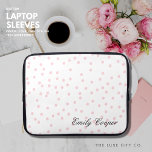 Elegant Modern  monogram Rosa-konfetti-skript Laptop Fodral<br><div class="desc">Den här eleganten, vita laptop sleeve, har en modern rosa-polka-punkt mönster och lägger till lite roligt på din arbetsdag. Monogrammet elegant black i skript tillför en personlig beröring och gör det till ett unikt tillbehör. Perfekt för att skydda din bärbara dator från repor och stötar, den passar perfekt och säkert....</div>