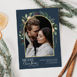 Elegant Modern Navy Guld Greenery Arch Photo Julkort<br><div class="desc">Den här designen har en modern grön båge med ett känsligt ram glitter guld med en vit ram-kontur med ett enda foto av lodrät. Om du vill göra avancerade ändringar väljer du alternativet "Klicka för att anpassa ytterligare" under "Anpassa den här mallen". Här kan du redigera och lägga till textrutor,...</div>