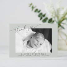 Elegant Modern Sagegrön Script Baby Foto Födelse