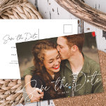 Elegant modern script bröllopsfoto Spara datum Meddelande Vykort<br><div class="desc">Denna eleganta och moderna Spara datum-fotobrevkort har ett graciöst kalligrafiskrift "spara datum" och ert bröllopsdatum i vitt över en horisontell bild som går ut till kanterna. Baksidan av kortet innehåller alla era detaljer. Dessa Spara datum-brevkort är prisvärda men ändå eleganta!</div>
