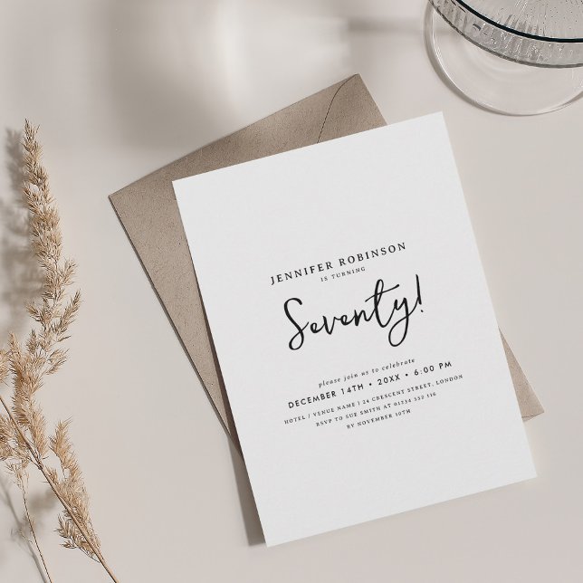 Elegant Modern skript 70:e födelsedag svart och vi Inbjudningar (Elegant Modern Script 70th Birthday Black & White Invitation)