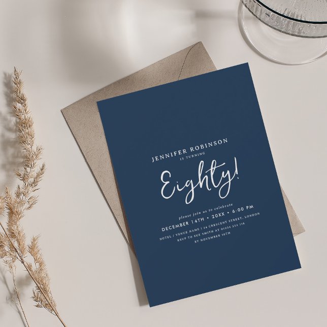 Elegant Modern skript 80:e födelsedag blått Inbjudningar (Elegant Modern Script 80th Birthday Navy Blue Invitation)