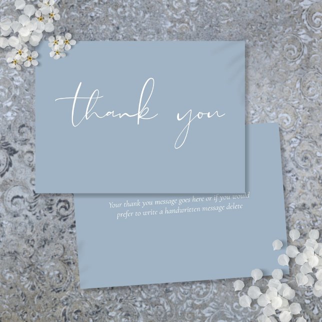 Elegant modern skript kalligrafi dammig blå tack kort (Elegant Modern Script Calligraphy Dusty Blue Thank You Card)