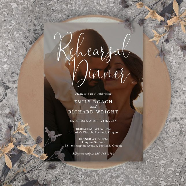 Elegant modern skripta fotoprovmåltid inbjudningar (Elegant Modern Script Photo Rehearsal Dinner Invitation)