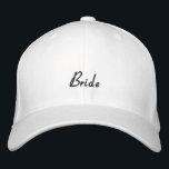 Elegant Modern Sporty Bride Bachelorette Broderad Keps<br><div class="desc">Cute,  sporty,  elegant "Bride" skriven i svart kalligrafi. Roligt till din repetitionsmiddag,  bachelorette-fest eller möhippa. Modern bröllop keepsakemento.</div>