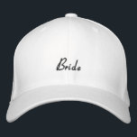 Elegant Modern Sporty Bride Bachelorette Broderad Keps<br><div class="desc">Cute,  sporty,  elegant "Bride" skriven i svart kalligrafi. Roligt till din repetitionsmiddag,  bachelorette-fest eller möhippa. Modern bröllop keepsakemento.</div>