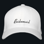 Elegant Modern Sporty Bridesmaid Bachelorette Broderad Keps<br><div class="desc">Cute,  sporty,  elegant "Bridesmaid" skriven i svart kalligrafi. Roligt till din repetitionsmiddag,  bachelorette-fest eller möhippa. Modern bröllop keepsakemento.</div>