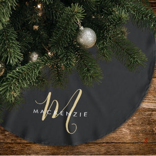 Elegant modern svart guld scriptmonogram julgransmatta borstad polyester
