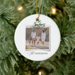 Elegant modern traditionell röd båge multifoto julgransprydnad keramik<br><div class="desc">Elegant modern traditionell röd båge med flera skript och serif-typografi God jul fotodekorfärg i Helgdag.</div>
