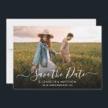 Elegant Modern typografi, skript ett foto Bröllop Spara Datumet<br><div class="desc">Modern calligraphy-skript för elegant täcker över ett bröllop spara datum-meddelande-kort. Chicens minimalistiska designmall innehåller 1 text med text "Spara datum"-övertäckning för foto och elegant. Då sparar du det fördefinierade meddelandet. Kontakta mig om du behöver hjälp eller matchande artiklar.</div>