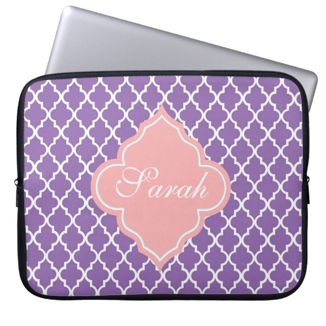 Elegant, modernt lila quatrefoil monogram laptop fodral (Framsidan)