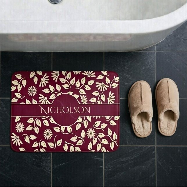 Elegant Monogram anpassat namn Löv Daisy Burgundy Badrumsmatta (Pastel yellow retro flowers and leaves on burgundy bathmat with template name and monogram.)