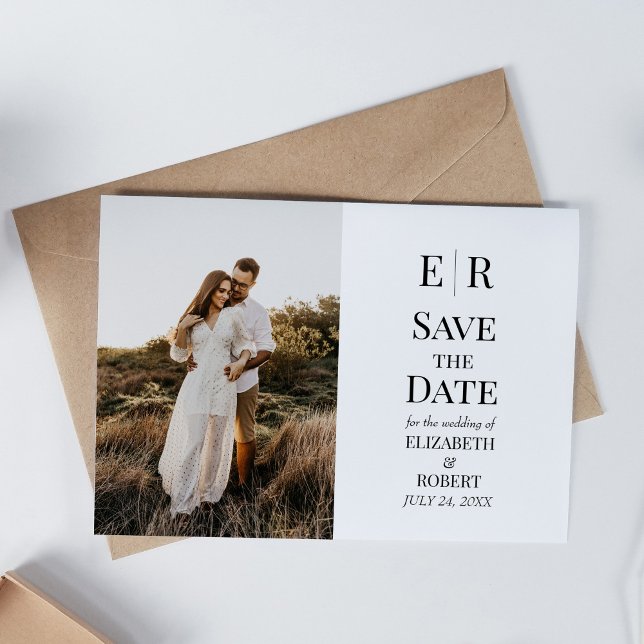 Elegant Monogram Anpassningsbar Foto Spara datumko Inbjudningar (Elegant Monogram Custom Photo Save the Date Card on white table)