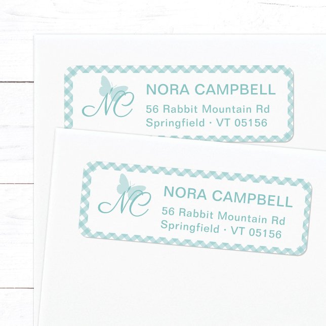 Elegant Monogram Aqua Blue Gingham Returadress Etikett (Elegant butterfly monogram return address label in aqua blue, turquoise with plaid background.)