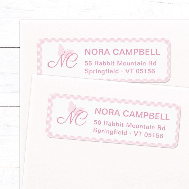 Elegant Monogram Baby Rosa Gingham Returadress Etikett (Elegant butterfly monogram return address label in baby pink with stylish plaid background.)