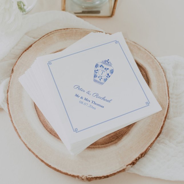 Elegant Monogram Blå Vit Chinoiserie Bröllop  Pappersservett (Monogram watercolor ginger jar wedding napkins with blue and white greek key border)