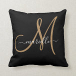 Elegant Monogram Black Guld Namn Dekorativ kudde<br><div class="desc">Personlig dekorativ kudde med ett guld-skript initialt och ett vitt skript namn. En modern,  minimalistisk typografi stil. Klicka på "anpassa ytterligare för att använda vår enkla design verktyg för att välja ett annat ursprungsteckensnitt eller namn.</div>