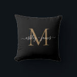 Elegant Monogram Black Guld Script Namn Bröllop Kudde<br><div class="desc">Chicens monogrammade keepsakudde med namn och monogram i handskrivet manusjgrafi i vit elegant och guld modern typografi i svart bakgrund. Lägg bara till namn och monogram.. Enbart designad för dig av Lycklig Dolphin Studio. Kontakta oss på happydolphinstudio@outlook.com om du behöver hjälp eller matchande produkter. Vi är lycklig för att hjälpa...</div>