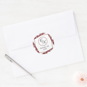 Elegant Monogram Bröllop Maroon Round Stickers Runt Klistermärke
