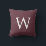 Elegant monogram bröllopssak Burgundy Kudde<br><div class="desc">Elegant kudde med monogram som bröllopssak med era namn och bröllopsdatum i grå handskrivna eleganta bokstäver och monogram i modern typografi på en burgunderröd bakgrund. Lägg bara till era namn, monogram och bröllopsdatum. Underbar present till ett nygift par. Exklusivt designad för er av Happy Dolphin Studio. Om ni behöver hjälp...</div>