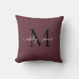 Elegant Monogram Burgunderröd Script Namn Bröllop Kudde