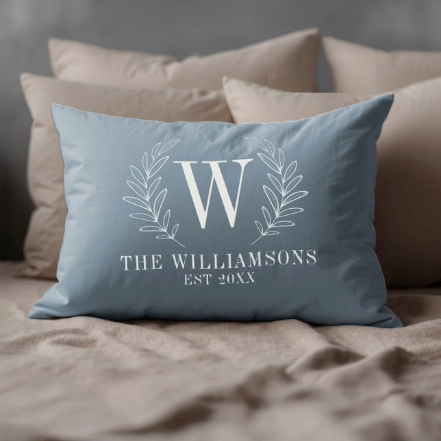 Elegant monogram dammig blå familjenamn prydnadskudde (A classy dusty blue and white monogram lumbar pillow.)