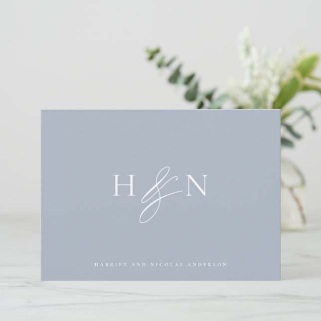 Elegant Monogram Dusty Blue Bröllop Tack Kort (Stående Fram)