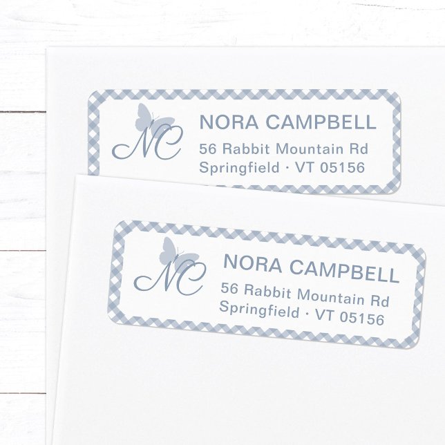 Elegant Monogram Dusty Blue Gingham Returadress Returadress Etikett (Elegant butterfly monogram return address label in dusty blue with a gingham checkered background.)