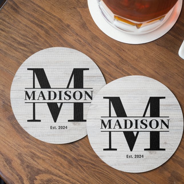 Elegant Monogram Family Namn Initial Rustic Wooden Underlägg Papper Rund (Skapare uppladdad)