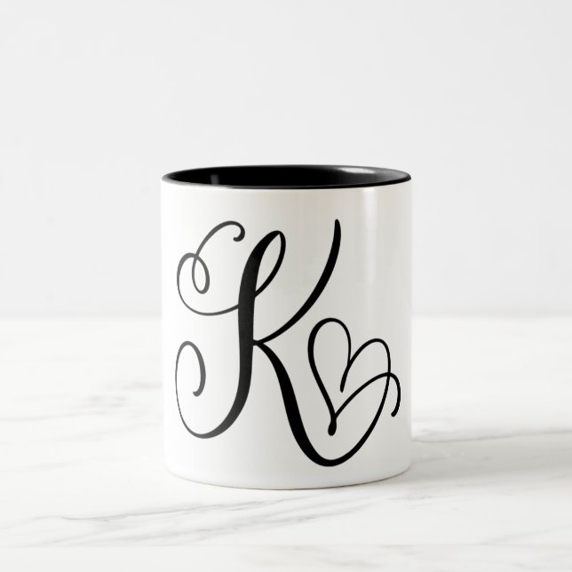 ELEGANT MONOGRAM FÄRG BLACK BREV ’K’ Två-Tonad MUGG (Center)
