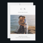 Elegant Monogram Foto QR-kod  Spara Datumet<br><div class="desc">Detta Save the Date-kort är elegant men samtidigt tekniskt med sitt monogram och QR-kod. Framsidan har ett modernt monogram med parets initialer och ett mallområde för att lägga till ditt favoritfoto. Baksidan har 3 rader för att lägga till ytterligare text och en QR-kod som gör det till en save the...</div>