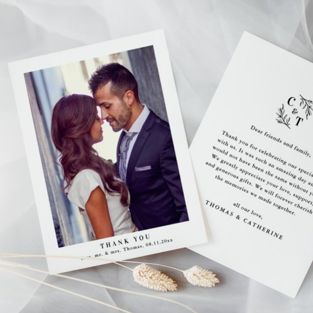 Elegant Monogram Grönska Blad Bröllopsfoto Tack Kort (Simple Wedding Photo Thank You Card with Greenery Monogram.)