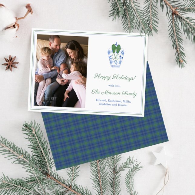 Elegant Monogram Grönt Bow-familjens fotomul Julkort (Elegant ginger jar monogram family photo holiday cards with blue and green tartan backer)