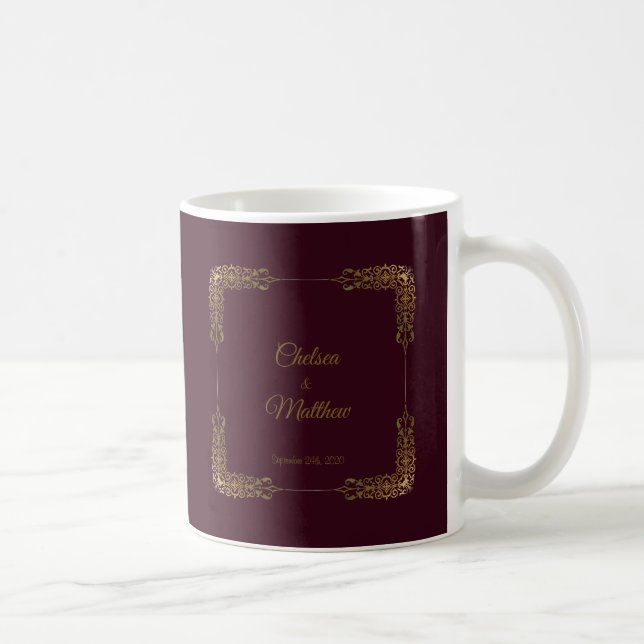 Elegant Monogram Guld & Burgundy Snöre Bröllop Mug Kaffemugg (Höger)