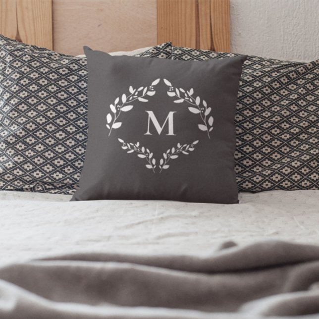 Elegant Monogram Lagerbladskröns Anpassad Kudde (Master bedroom Monogram laurel leaves wreath accent pillow)