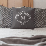 Elegant Monogram Laurel Löv Vapensköld Anpassnings Kudde<br><div class="desc">Lägg till en elegans i vilket utrymme som helst med den här anpassningsbarnas monogramformade hörnkudde med en klassisk lagerstyrd löv-vapensköld. Den enkla grått-bakgrunden och den regala lagerutandningskonstruktionen ger ett sofistikerat, tidlöst utseende som kompletterar både modern och traditionell dekoration. Anpassa med ett första monogram för att skapa en enastående accentkudde, perfekt...</div>