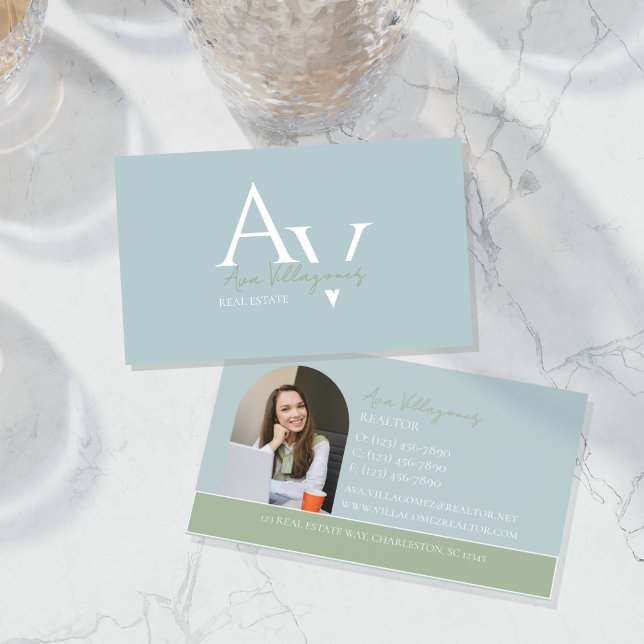 Elegant Monogram Logotyp Blue och Grönt Profession Visitkort (Elegant and professional agent business card that makes a great first impression!)