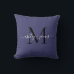 Elegant Monogram Marinblå Namnskylt Bröllop Kudde<br><div class="desc">Chic personlig kudde med era namn och monogram i vit elegant handskriven kalligrafi och svart modern typografi på en marinblå bakgrund. Lägg bara till era namn och monogram. Exklusivt designad för dig av Happy Dolphin Studio. Om du behöver hjälp eller matchande produkter, vänligen kontakta oss på happydolphinstudio@outlook.com. Vi hjälper dig...</div>