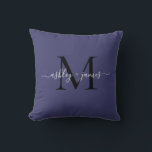 Elegant Monogram Marinblå Namnskylt Bröllop Kudde<br><div class="desc">Elegant kudde med monogram och era namn i vit elegant handskriven kalligrafi och svart modern typografi på marinblå bakgrund. Lägg bara till era namn och monogram. Exklusivt designad för dig av Happy Dolphin Studio. Om du behöver hjälp eller matchande produkter, vänligen kontakta oss på happydolphinstudio@outlook.com. Vi hjälper dig gärna att...</div>